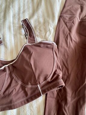 Alo Sports Bra and Leggings Set - Contrast Stitching